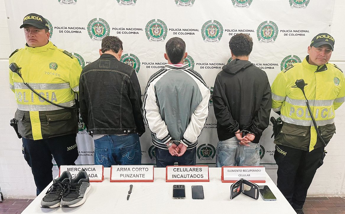 Desalmados robaron y mataron a Jhon Jairo en Ciudad Bolívar Jhon Jairo Guzmán fue vilmente asesinado por tres sujetos, entre ellos un menor de edad, en medio de un violento atraco en Ciudad Bolívar. ¡Los bandidos se le llevaron hasta los zapatos!