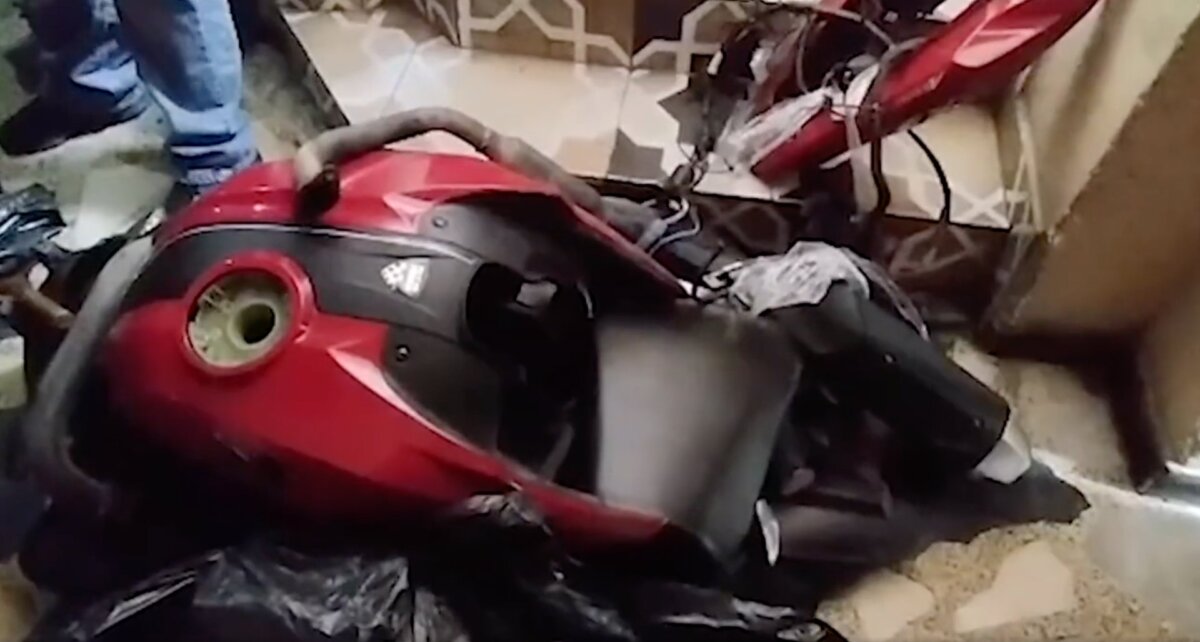 Desmantelan banda dedicada a la venta de autopartes de motos en Los Mártires La Policía Metropolitana de Bogotá, en medio de un operativo, desmanteló la banda 'Los Panchos', quienes se dedicaban al hurto calificado, venta de autopartes de motos y estafa.