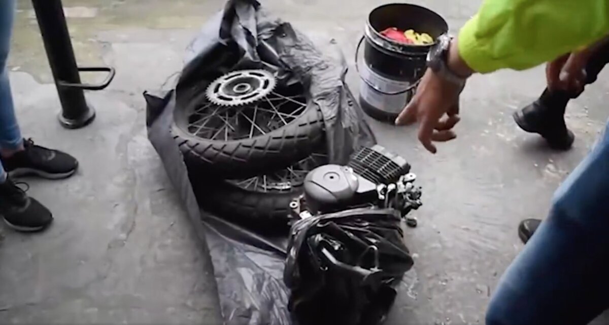 Desmantelan banda dedicada a la venta de autopartes de motos en Los Mártires La Policía Metropolitana de Bogotá, en medio de un operativo, desmanteló la banda 'Los Panchos', quienes se dedicaban al hurto calificado, venta de autopartes de motos y estafa.
