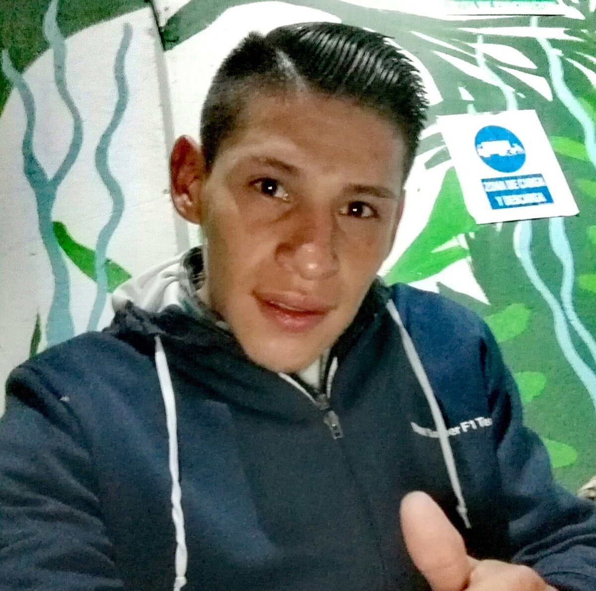 Asesinó a su hijastro en medio de una riña en Kennedy 2 Asesinó a su hijastro en medio de una riña en Kennedy Un sujeto asesinó a su hijastro de 24 años al interior de una vivienda en la localidad de Kennedy. Dicen que ambos sostuvieron un fuerte altercado.