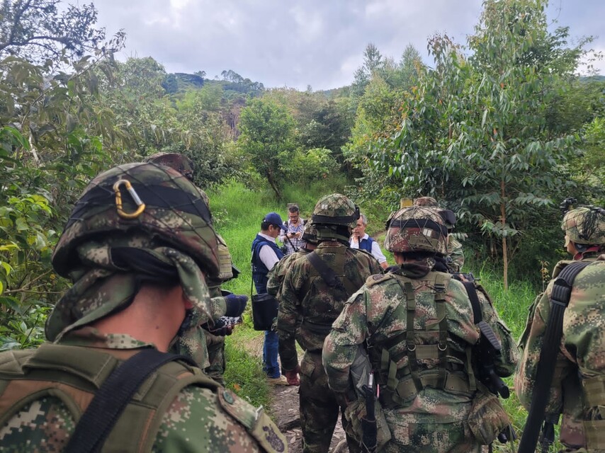 Disidencias de las Farc estarían detrás del secuestro de dos militares en Nariño Según lo informado por el Ejército Nacional, además del secuestro de los dos militares, los disidentes también incendiaron un camión.