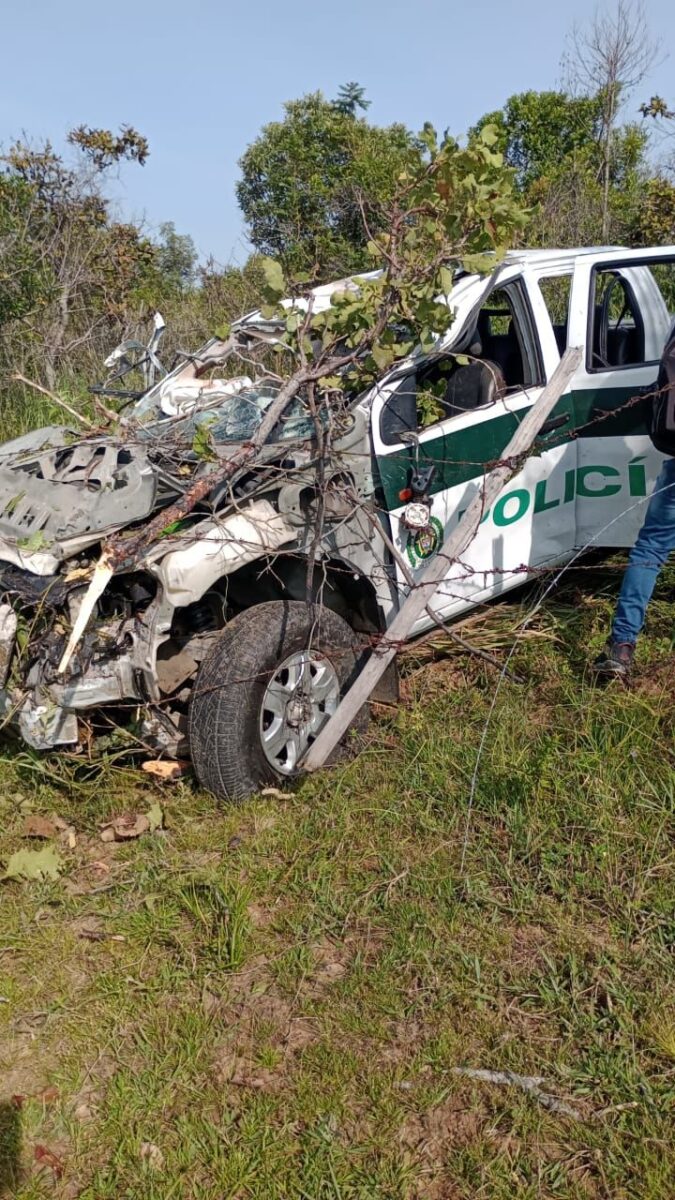 Dos policías muertos dejó atentado de las disidencias de las Farc 2 Dos policías muertos dejó atentado de las disidencias de las Farc Durante la mañana de este jueves se registró un ataque con explosivos a una patrulla de Policía que transitaba en la vía que comunica al municipio de Fuente de Oro y Puerto Lleras, al sur del departamento del Meta. Este hecho terminó acabando con la vida de dos uniformados.
