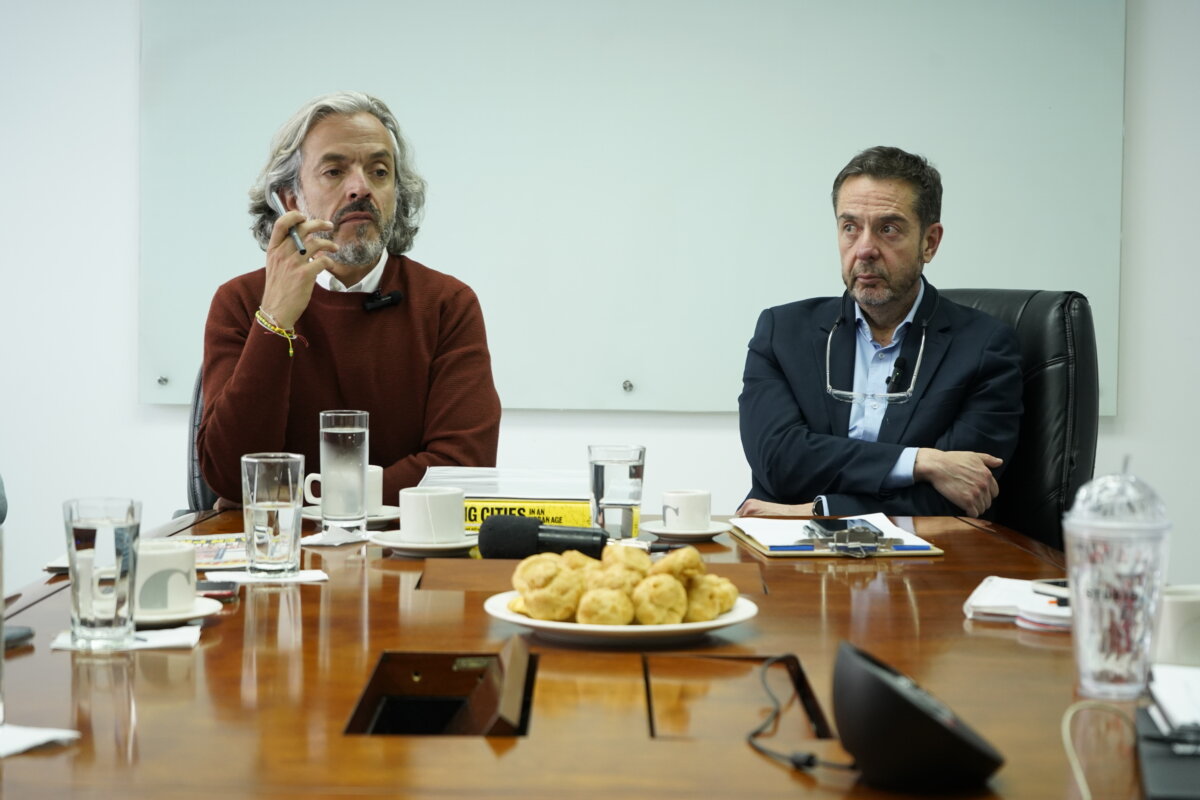 El man de Dane quiere ser alcalde En su infancia vivió con su hermano, hermana y abuelo, de quien recuerda los desayunos que le preparaba antes de ir al colegio y los premios que le daba por ser buen estudiante. Un hito en su infancia, que marcó un antes y un después, fue cuando sufrió un corte en la cara que lo obligó a recibir 72 puntos, entre los internos y los externos, lo que lo llevó a tener una cicatriz en forma de “Z” en la cara.