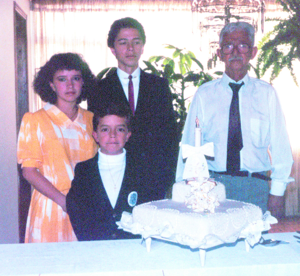El man de Dane quiere ser alcalde En su infancia vivió con su hermano, hermana y abuelo, de quien recuerda los desayunos que le preparaba antes de ir al colegio y los premios que le daba por ser buen estudiante. Un hito en su infancia, que marcó un antes y un después, fue cuando sufrió un corte en la cara que lo obligó a recibir 72 puntos, entre los internos y los externos, lo que lo llevó a tener una cicatriz en forma de “Z” en la cara.