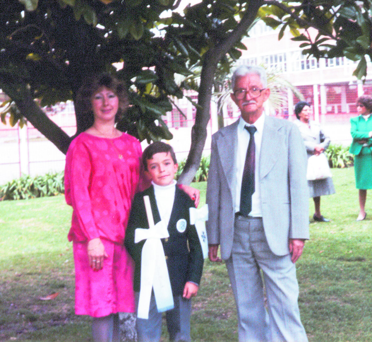 El man de Dane quiere ser alcalde En su infancia vivió con su hermano, hermana y abuelo, de quien recuerda los desayunos que le preparaba antes de ir al colegio y los premios que le daba por ser buen estudiante. Un hito en su infancia, que marcó un antes y un después, fue cuando sufrió un corte en la cara que lo obligó a recibir 72 puntos, entre los internos y los externos, lo que lo llevó a tener una cicatriz en forma de “Z” en la cara.