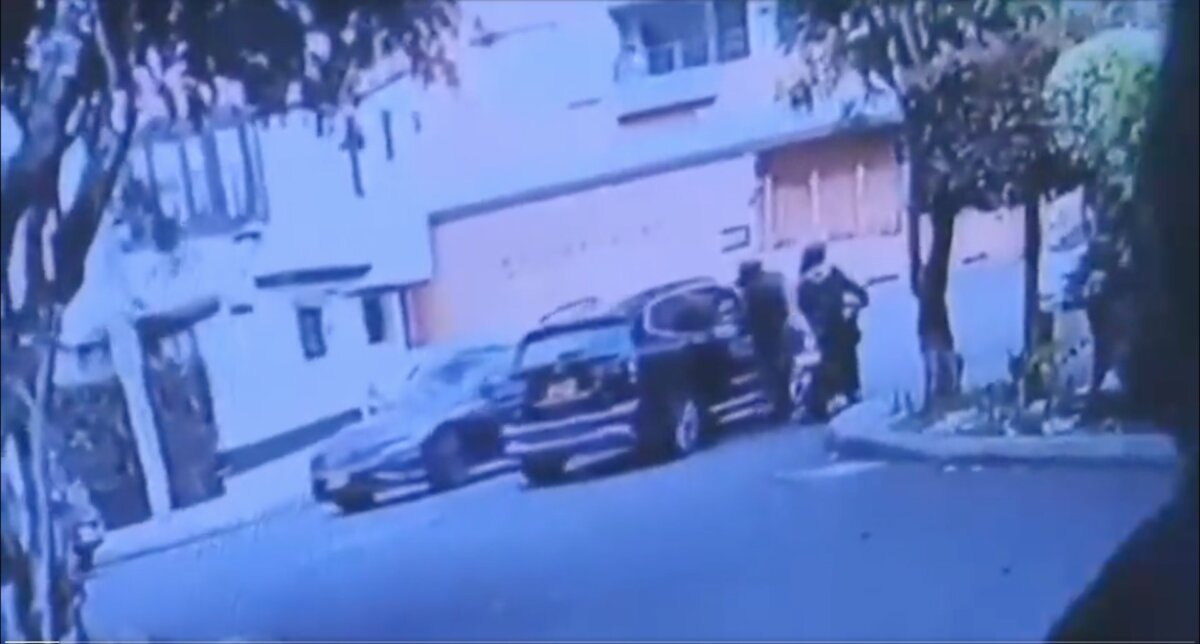EN VIDEO: Conductor arrastró a ladrón que pretendía robarlo en motocicleta por Usaquén Un nuevo hecho de inseguridad se registró en la capital y quedó captado en video, donde se aprecia cómo el conductor de una camioneta se armó de valor y en medio de un hurto por parte de tres hombres que llegaron en motocicletas, terminó arrastrando a uno para evitar se víctima de los pillos, en Usaquén.