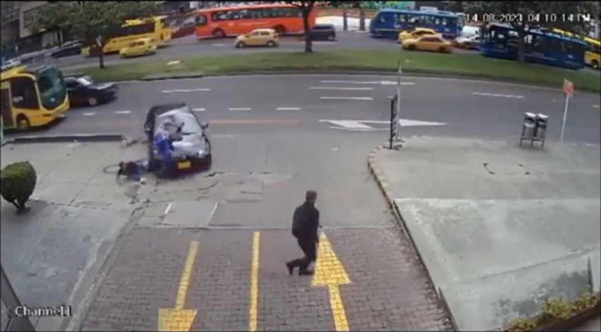 EN VIDEO: Conductor arrolló a dos personas y terminó dentro de un centro médico en Usaquén En la tarde de este lunes se registró un impactante accidente de tránsito sobre la Carrera Séptima con Calle 119 en la localidad de Usaquén, pues un vehículo de alta gama de color negro atropelló a dos personas que se encontraban caminando frente a un centro médico del lugar.