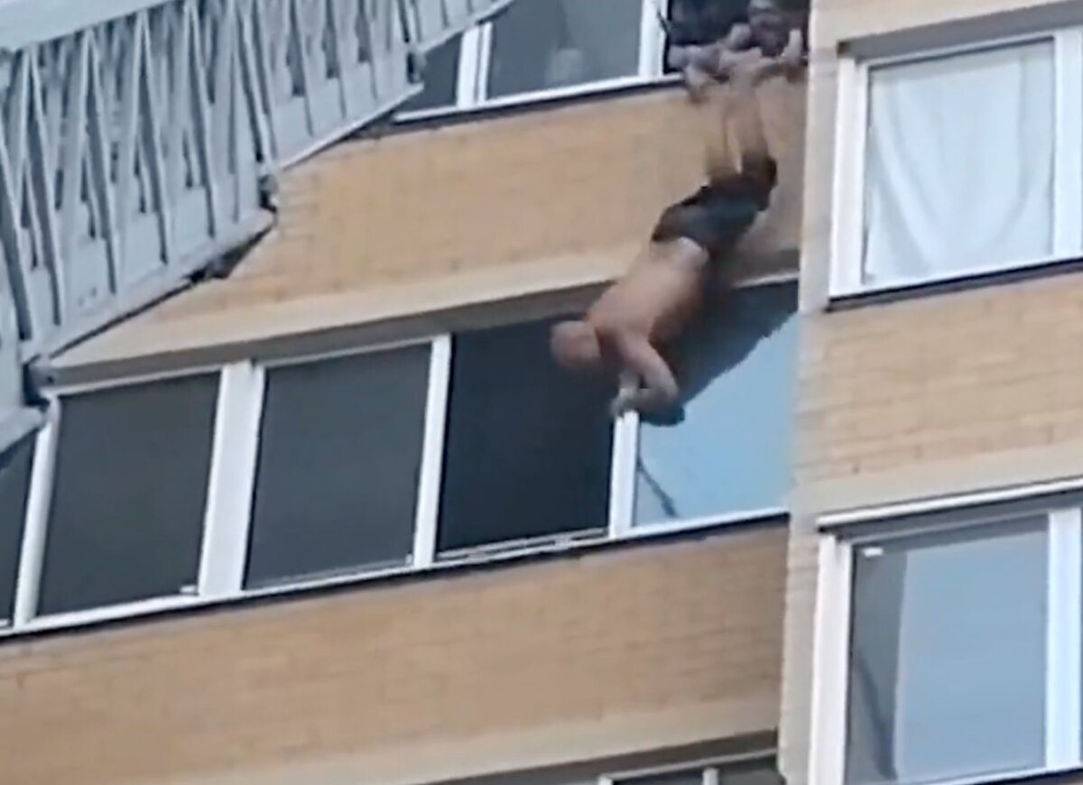 EN VIDEO: Hombre casi muere al caer de un edificio 1 EN VIDEO: Hombre casi muere al caer de un edificio Algunos residentes de la ciudad de Chitá en Rusia, vivieron momentos de angustia cuando un hombre al tratar de suicidarse se cayó por una ventana, pero alcanzó a agarrarse a la cornisa del apartamento inferior, lo que evitó por completo su caída.