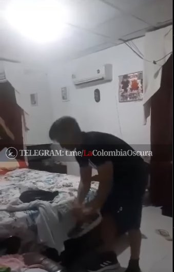 EN VIDEO: Hombre pilló a su esposa siéndole infiel e invitó a sus vecinos para que la vieran 1 EN VIDEO: Hombre pilló a su esposa siéndole infiel e invitó a sus vecinos para que la vieran A través de las redes sociales se difundió un video que ha generado numerosos comentarios entre los usuarios debido a un incidente de infidelidad.