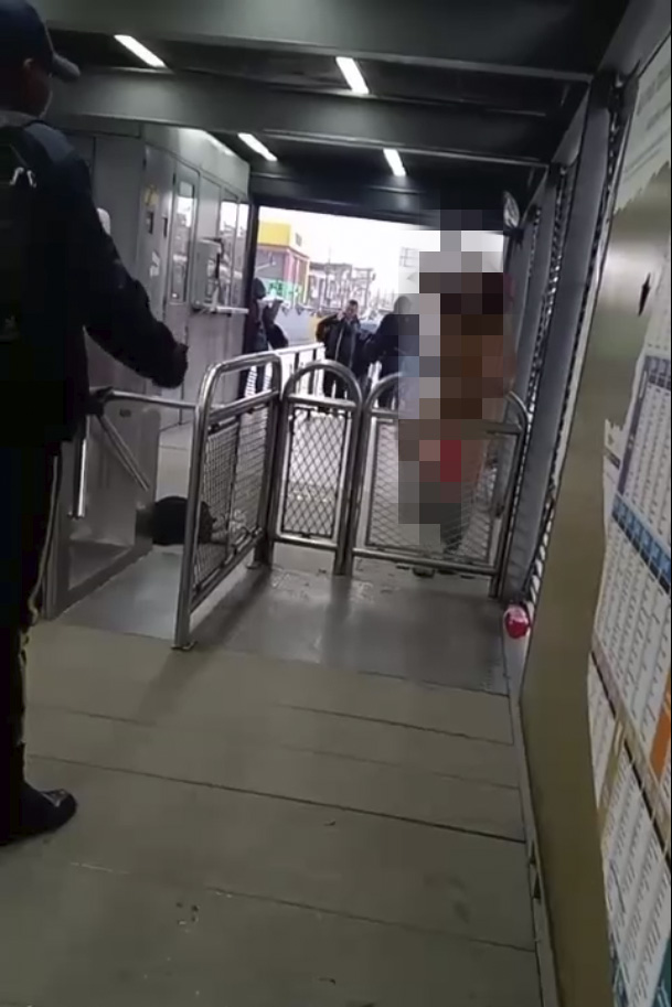 Mujer desnuda en TransMilenio denuncia que un vigilante la abusó En las últimas horas ha empezado a circular un impactante video en las redes sociales que ha causado bastante preocupación en la comunidad, pues dentro de una de las estaciones de TransMilenio hay una mujer completamente desnuda denunciando que un sujeto abusó de ella.