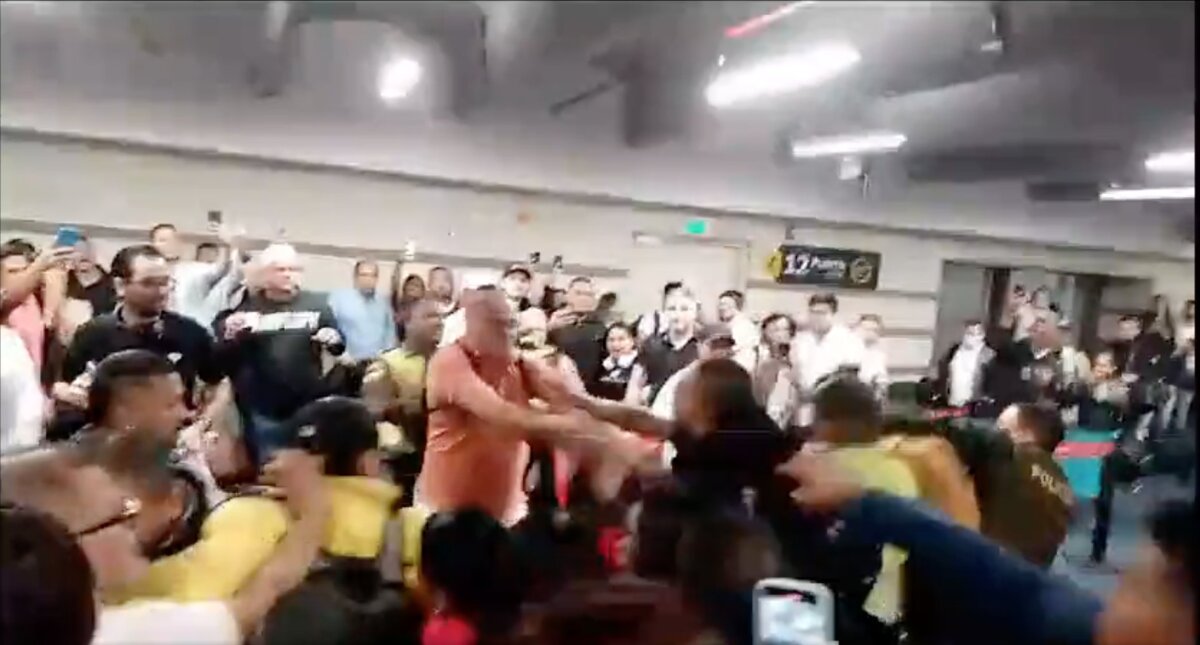 EN VIDEO: Violenta pelea por retraso de vuelos en Barranquilla 1 EN VIDEO: Violenta pelea por retraso de vuelos en Barranquilla La mañana de este martes, varios pasajeros protagonizaron un violento enfrentamiento en el aeropuerto Ernesto Cortissoz, de Barranquilla. La pelea se habría originado por demoras en los vuelos.