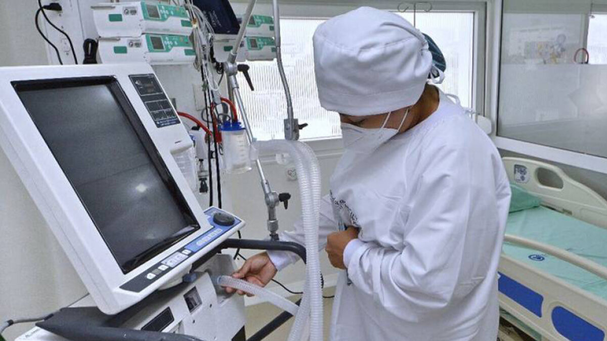 EPS en urgencias, por falta de billete La existencia de tres importantes EPS está en peligro por cuenta de $1 billón que tuvieron que sacar de su bolsillo para atender a sus pacientes. Sanitas, Sura y Compensar le reclamaron ayer al Ministerio de Salud por unos cambios necesarios ante semejante desfinanciación.