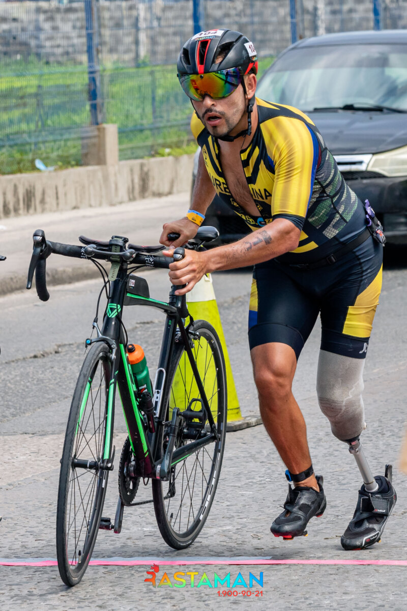 El cabo que es un teso en el triatlón La vida del cabo Daniel Urbina cambió el 12 de febrero de 2008, cuando en un operativo militar, saliendo de un campamento de la guerrilla del Eln cerca a Tumaco (Nariño), pisó una mina antipersonal escondida en un fango, que le causó la pérdida de la pierna izquierda y graves lesiones en otras partes del cuerpo. El hecho, si bien truncó su deseo de seguir defendiendo al país, le abrió otras puertas, como la de convertirse en un exitoso triatleta. Ahora es un ejemplo para quienes están en una condición de discapacidad y quieren salir adelante a través del deporte.