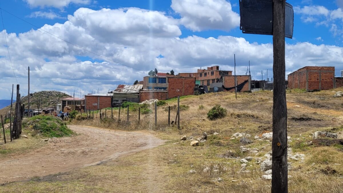 Hay sospechas tras los detalles del crimen de una mujer en Soacha Hay conmoción en Soacha luego de conocerse que una mujer fue hallada sin vida por su pareja con una herida de arma de fuego. Las sospechas rondan a las autoridades debido a que las versiones que entregó el hombre son confusas.