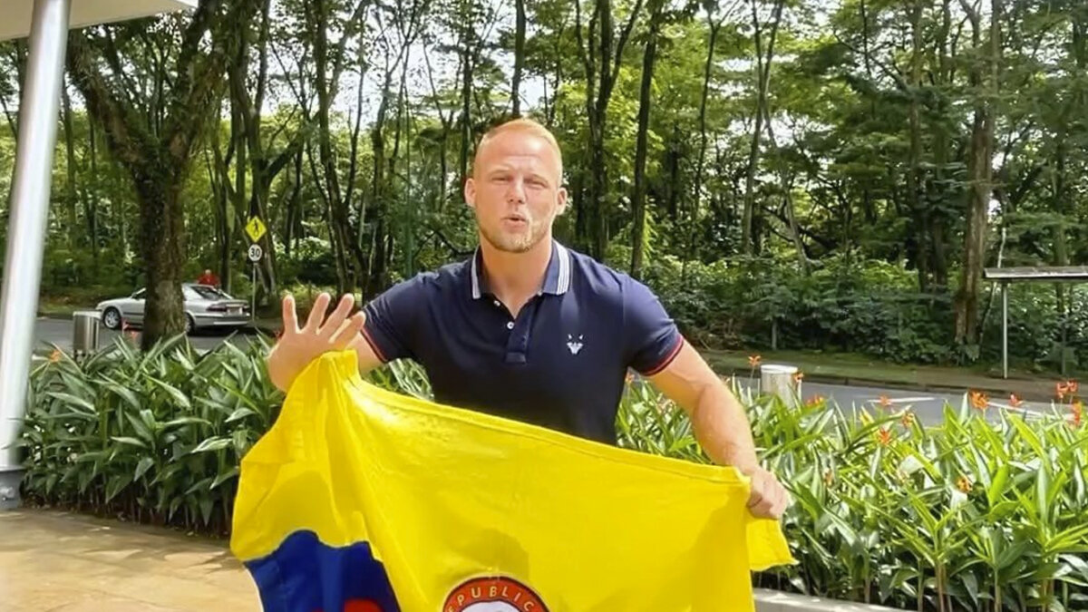 El influencer alemán aprovechó el inconveniente con la FCF para lanzar su propia camiseta de Colombia 1 El influencer alemán aprovechó el inconveniente con la FCF para lanzar su propia camiseta de Colombia Dominic Wolf, el influencer alemán aprovechó que no podía lucir la camiseta oficial de la selección Colombia en sus vídeos y lanzó varios diseños de camiseta para representar lo que significa para el Colombia.