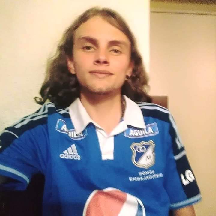 El 'Mono', el hincha de Millonarios que entraron muerto a El Campín 3 El 'Mono', el hincha de Millonarios que entraron muerto a El Campín Q'HUBO habló en exclusiva con la barra Comandos Azules, que nos explicó las razones que los motivó a llevar un ataúd con el cadáver de 'El Mono' al estadio El Campín.