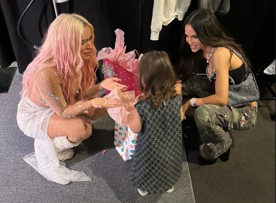 ¡Hasta abajo! El video de Natti Natasha enseñándole a su hija a perrear con música de Karol G 1 ¡Hasta abajo! El video de Natti Natasha enseñándole a su hija a perrear con música de Karol G La bebé de Natti Natasha lleva el sabor en la sangre al ser hija de una cantante y un productor de reguetón.