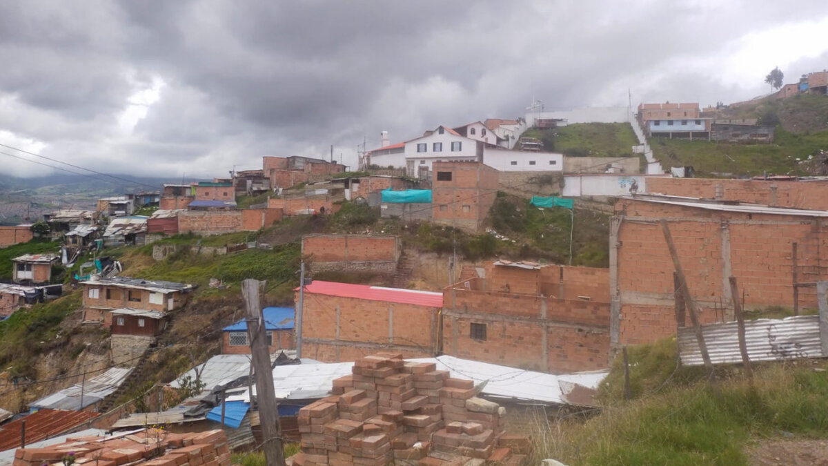 En Ciudad Bolívar asesinan a hombre por una discusión Un crimen a bala estremeció a los habitantes del barrio Santa Marta, en Ciudad Bolívar, luego de las detonaciones que se escucharon en la noche de este lunes, las cuales cobraron la vida de un hombre de 44 años, identificado como Edwin Castillo.