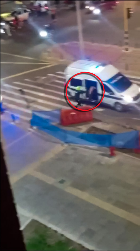 En Video: Ladrón se lanzó de una patrulla para intentar volársele a la Policía 1 En Video: Ladrón se lanzó de una patrulla para intentar volársele a la Policía En video quedó grabado el momento en el que un ladrón que fue capturado por la Policía se lanzó de una patrulla en pleno movimiento para intentar escapar de las autoridades.