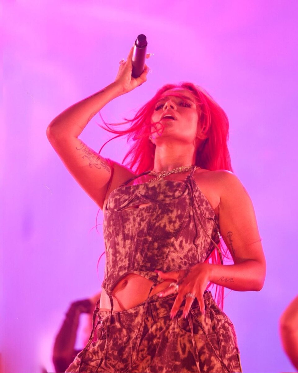 Karol G demostró que esta 'loquita' por Feid en pleno concierto Karol G le envío amoroso mensaje en un concierto a Feid: aprovechó la canción 'Tus gafitas'.