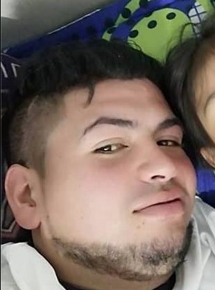 En medio de un hurto asesinan a Carlos en Soacha La delincuencia sigue sumando víctimas en el municipio de Soacha. En la mañana de ayer se registró el homicidio de un joven de 32 años que caminaba junto a un amigo y compañero de trabajo por los lados de la iglesia de San Bernardino.