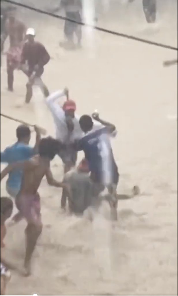 En video quedó registrada violenta riña a machete entre jóvenes 1 En video quedó registrada violenta riña a machete entre jóvenes Una violenta riña fue protagonizada por diez jóvenes, quienes, con machetes, se enfrentaron en medio de las inundaciones que se han presentando a causa de las fuertes lluvias de los últimos días en el Atlántico.