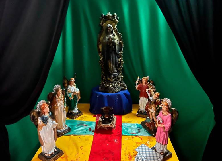 Encontraron altares de la Santa Muerte dentro del apartamento de un peligroso narcotraficante Para proteger sus operaciones clandestinas, una organización de traficantes de droga de Medellín le rinde culto a la Santa Muerte, al santo pagano Jesús Malverde y a otras deidades propias de la santería, que al parecer fueron introducidas al bajo mundo de la ciudad por sus socios de los carteles mexicanos.
