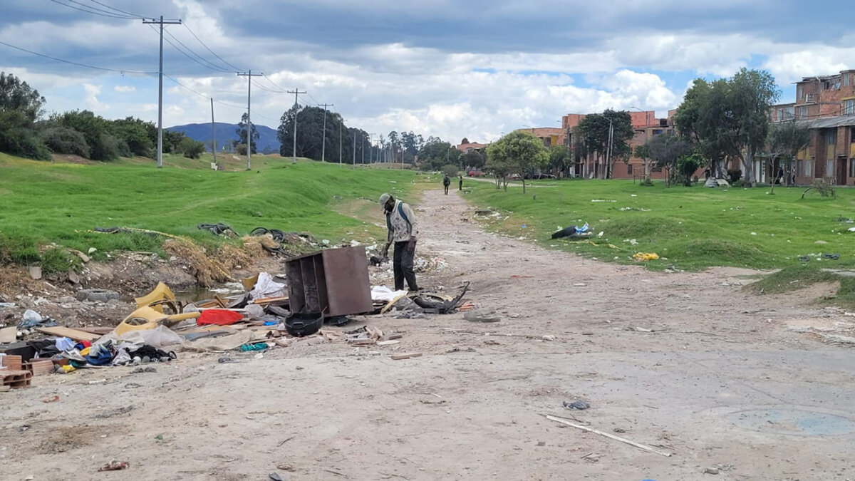 Hallan cuerpo en un basurero de Bosa La noche de este lunes, un habitante del barrio La Esperanza, en Bosa, fue asesinado a bala por dos sujetos que le dispararon a quemarropa.