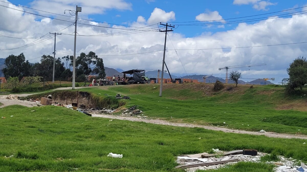 Hallan cuerpo en un basurero de Bosa 1 Hallan cuerpo en un basurero de Bosa La noche de este lunes, un habitante del barrio La Esperanza, en Bosa, fue asesinado a bala por dos sujetos que le dispararon a quemarropa.