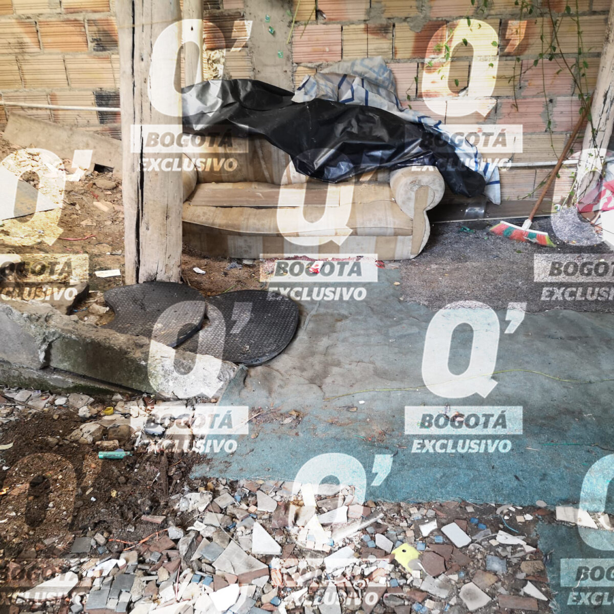 Esta es la vivienda en la que asesinaron a 3 hombres en San Cristóbal En exclusiva Q'HUBO tuvo acceso al interior de la vivienda en la que asesinaron a 3 hombres la noche del domingo en una vivienda del barrio Canadá, en la localidad de San Cristóbal.