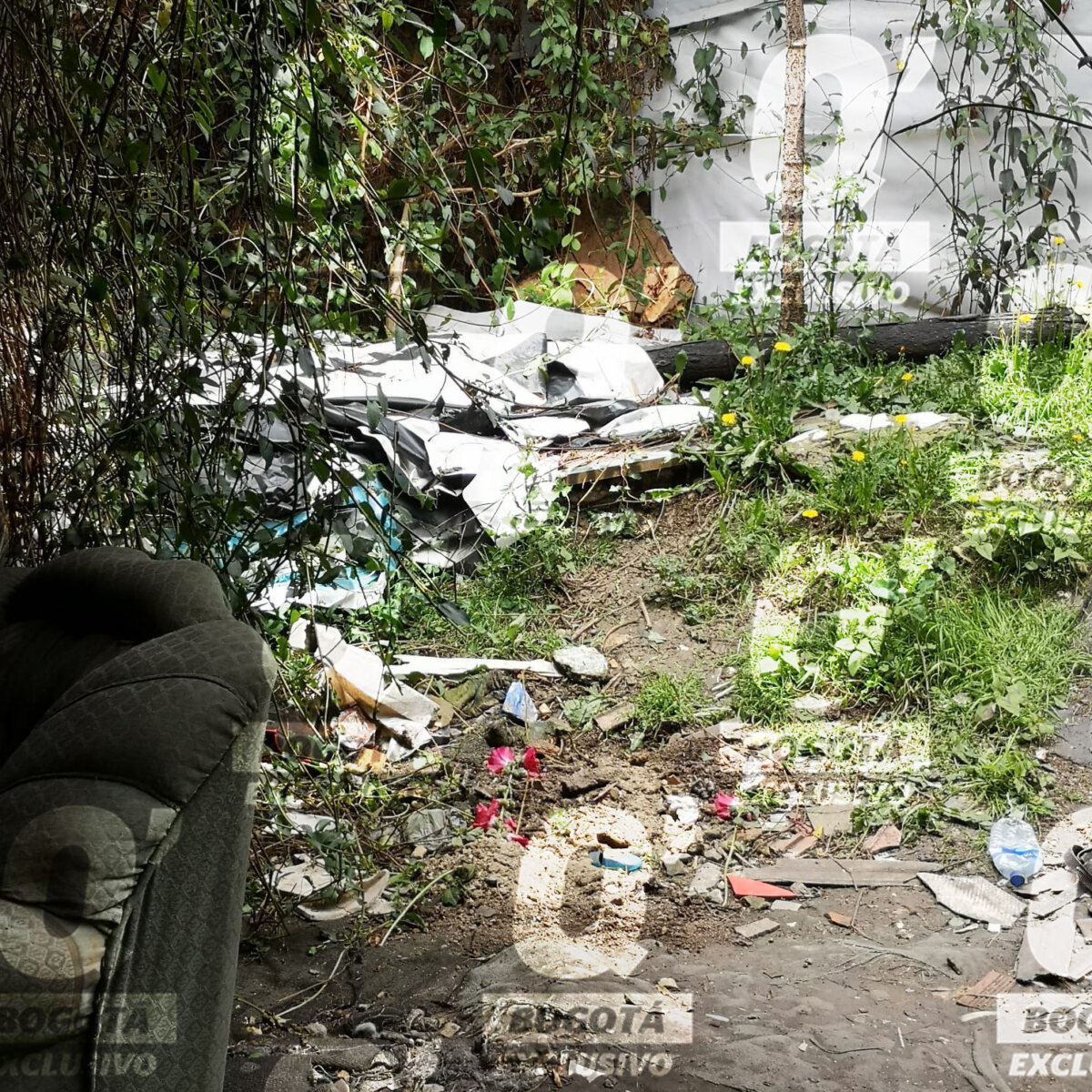 Esta es la vivienda en la que asesinaron a 3 hombres en San Cristóbal En exclusiva Q'HUBO tuvo acceso al interior de la vivienda en la que asesinaron a 3 hombres la noche del domingo en una vivienda del barrio Canadá, en la localidad de San Cristóbal.