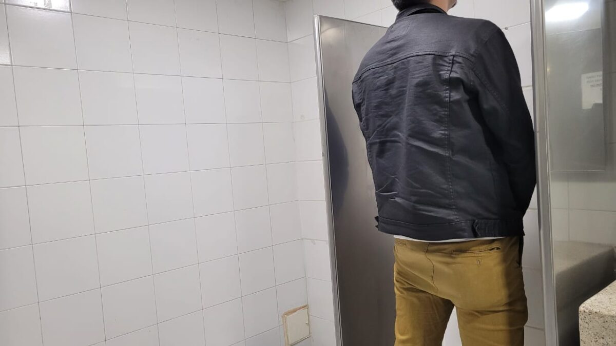 Estos son los beneficios que le trae a los hombres el orinar sentados En la vasta mayoría de las culturas, la postura adoptada por los hombres al orinar – de pie o sentados – es vista más como un rito de masculinidad que como una elección basada en la salud. Sin embargo, estudios recientes y expertos en urología y salud masculina han destacado diversos beneficios, a veces sorprendentes, de orinar sentado. Aquí exploramos por qué muchos hombres podrían considerar modificar este hábito diario.
