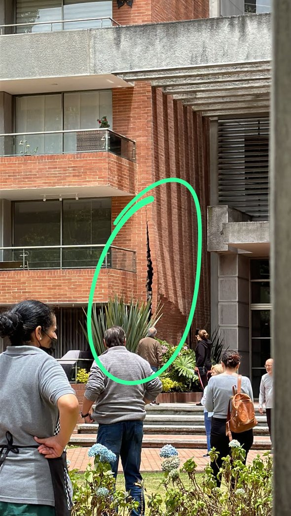 Mujer dio a luz en medio de los sismos que sacudieron hoy Colombia En medio de la evacuación que se realizó en uno de los hospitales de Villavicencio, Meta, una mujer que dio a luz a las afueras del centro médico debido a los sismos que sacudieron gran parte de Colombia. Los galenos demostraron su compromiso y entrega a su labor en medio del parto.