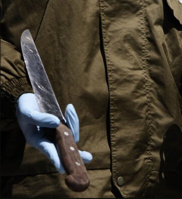 Exmilitar habría apuñalado a su esposa porque lo descubrió abusando de su suegra 1 Exmilitar habría apuñalado a su esposa porque lo descubrió abusando de su suegra En la tarde de este martes ocurrió un aberrante hecho que indignó a los habitantes del barrio Nueva Esperanza de la ciudad de Cúcuta, pues un exmilitar habría apuñalado a su esposa luego de que lo descubriera cometiendo un supuesto abuso sexual en contra de su suegra.