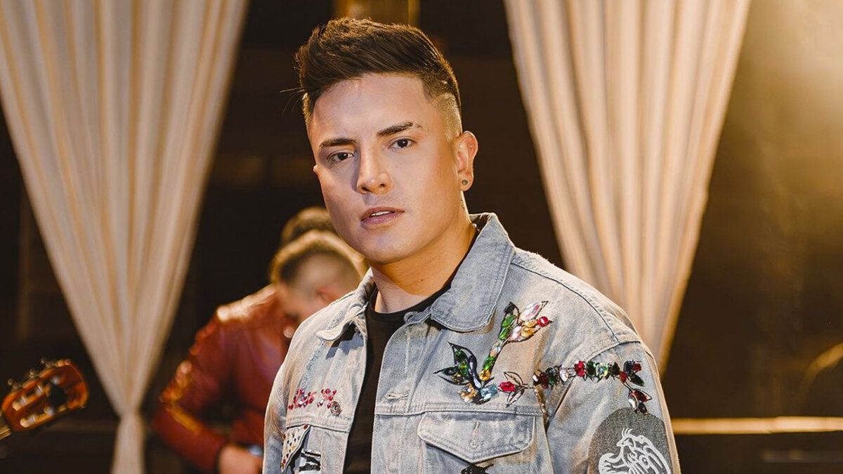 Expareja de Alan Ramírez dice que el cantante la está acosando El cantante de música popular Alan Ramírez se encuentra en el centro de una polémica por una denuncia de su exesposa Sofía Rendón, pues la creadora de contenido asegura que Alan la tiene vigilada y no la deja en paz.