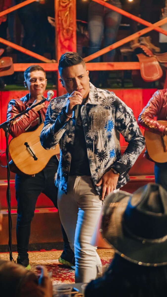 Expareja de Alan Ramírez dice que el cantante la está acosando El cantante de música popular Alan Ramírez se encuentra en el centro de una polémica por una denuncia de su exesposa Sofía Rendón, pues la creadora de contenido asegura que Alan la tiene vigilada y no la deja en paz.