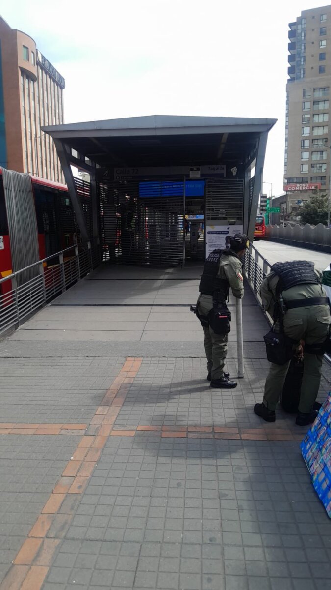Descartan amenaza de explosivo en la estación de TM de la Av. Caracas con calle 72 La Policía descarta amenaza en la estación de la Av. Caracas con calle 72 por paquete abandonado.