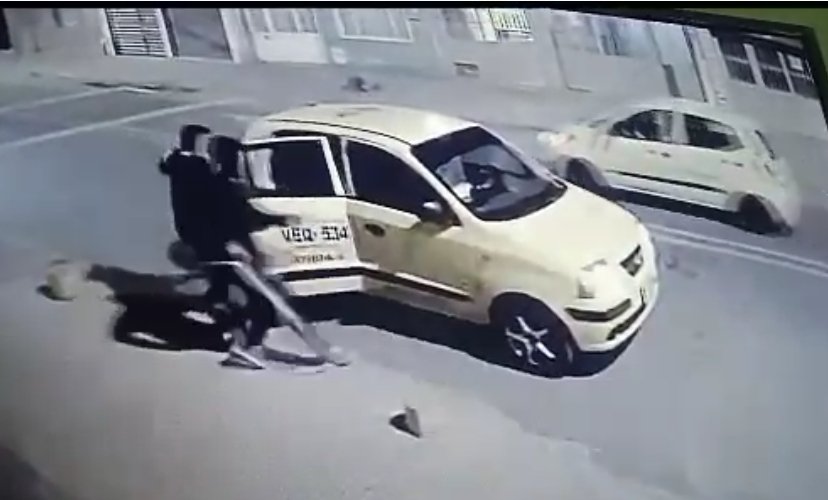 Mujer fue víctima de los ladrones cuando salía de su casa en Engativá Una mujer fue la más reciente víctimas de dos ladrones en el barrio Santa Rosita, de Engativá, y quienes luego de cometer el hurto escaparon a bordo de un taxi que los estaba esperando.