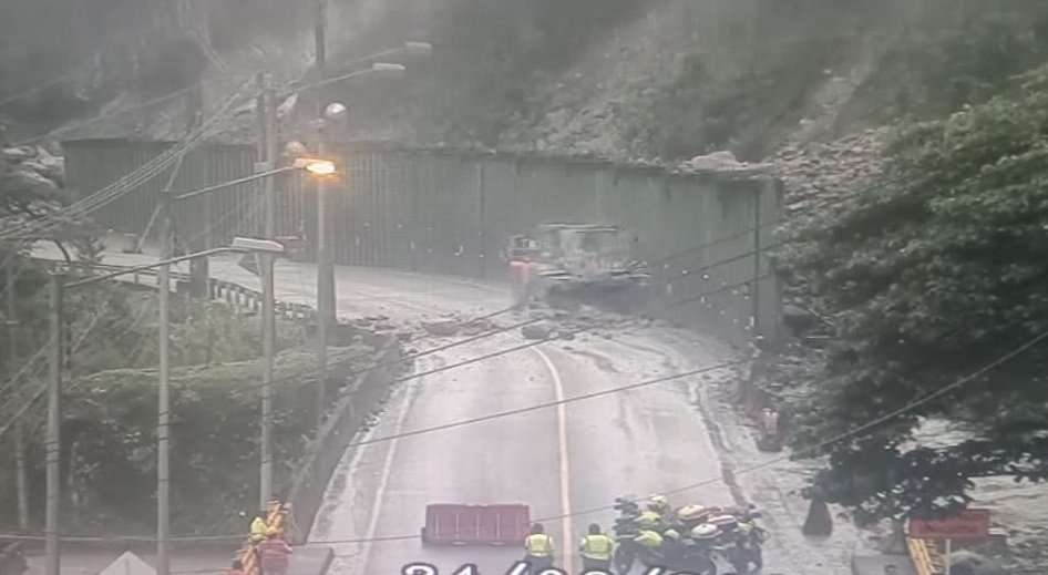 Vuelven a cerrar la vía al Llano por deslizamiento 1 Vuelven a cerrar la vía al Llano por deslizamiento La vía al Llano no se terminaba de abrir cuando ya tenía que cerrarse de nuevo.
