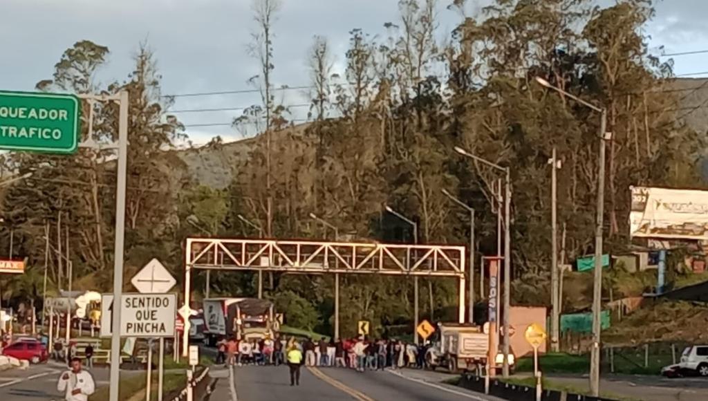 Vía al Llano permanece cerrada por manifestaciones A esta hora la vía al Llano se encuentra cerrada por manifestaciones de la comunidad.