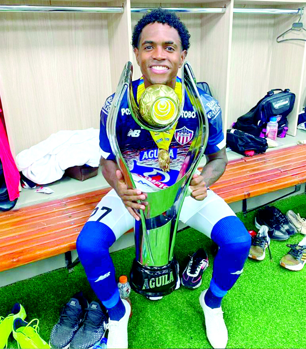 Fabián Viáfara, futbolista de Santa Fe, pidió a los hinchas “Que tengan paciencia”  Fabián Viáfara llegó a Santa Fe a inicio de este año procedente del Junior. Su fichaje, sin ser rutilante, le dio a este vallecaucano la posibilidad de mostrarse en otro equipo grande y de a poco ser protagonista. Actualmente este lateral es uno de los titulares del Rojazo y por su entrega y sacrificio se ganó el respeto de la hinchada. Q'HUBO habló con él sobre su interacción con la afición, su rendimiento y también sobre el complicado momento que vive el 'León', tras la derrota ante el América, el pasado domingo, por Liga. 