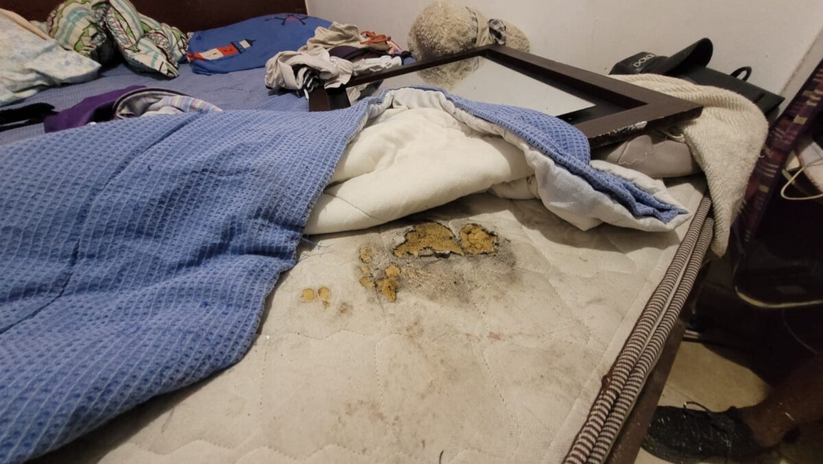 Engativá: falleció menor de 15 años que resultó herido por explosión en una vivienda de Unir 2 Engativá: falleció menor de 15 años que resultó herido por explosión en una vivienda de Unir Los hechos ocurrieron la tarde de este miércoles 2 de agosto en el barrio Unir, de Engativá, cuando en medio de un trasteo al interior de una vivienda se produjo la explosión de un artefacto que, días antes, el menor encontró en un container.