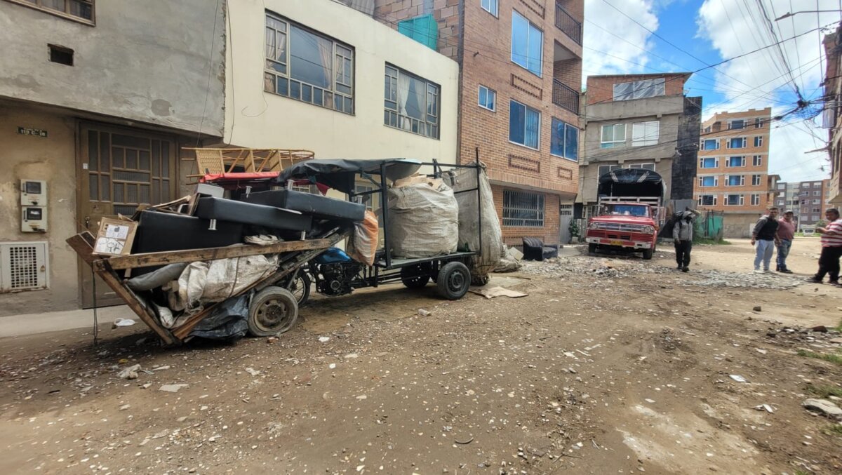 Engativá: falleció menor de 15 años que resultó herido por explosión en una vivienda de Unir 1 Engativá: falleció menor de 15 años que resultó herido por explosión en una vivienda de Unir Los hechos ocurrieron la tarde de este miércoles 2 de agosto en el barrio Unir, de Engativá, cuando en medio de un trasteo al interior de una vivienda se produjo la explosión de un artefacto que, días antes, el menor encontró en un container.