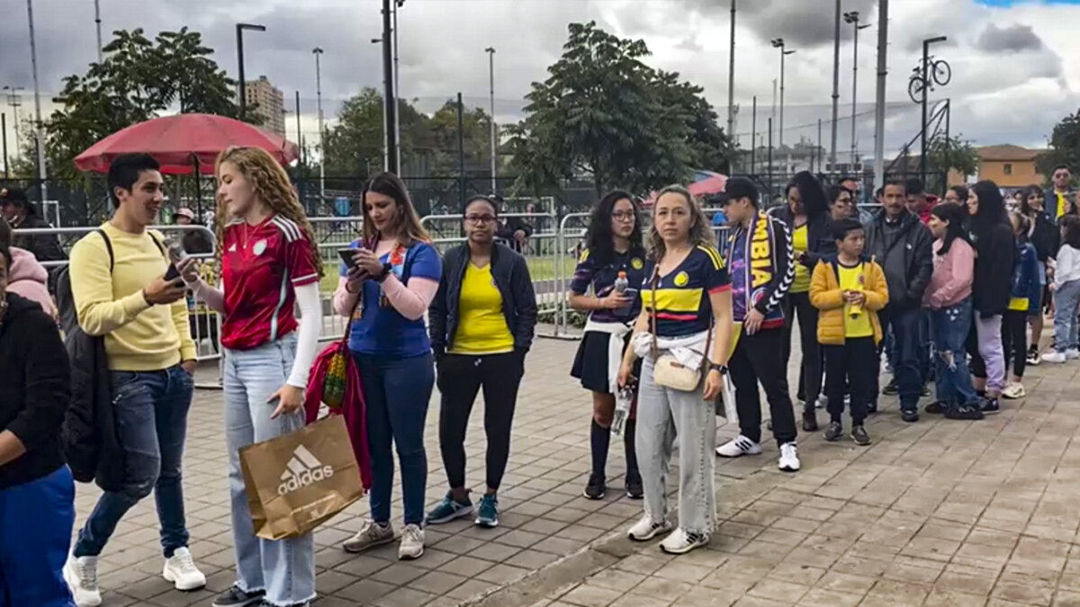 Fanáticos esperan ansiosos a las ‘Superpoderosas’ en el Movistar Arena 10 Fanáticos esperan ansiosos a las ‘Superpoderosas’ en el Movistar Arena Después de su histórica participación en el Mundial Femenino de Australia y Nueva Zelanda, al llegar por primera vez a los cuartos de final, la Selección Colombia está de regreso a nuestro país. Por eso hoy, en Bogotá, las jugadoras serán homenajeadas. ¿Quiere participar en el evento? Le contamos cómo hacerlo.