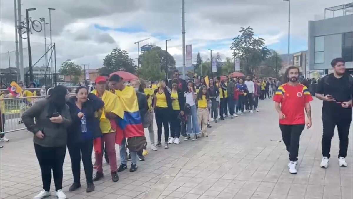 Fanáticos esperan ansiosos a las ‘Superpoderosas’ en el Movistar Arena Después de su histórica participación en el Mundial Femenino de Australia y Nueva Zelanda, al llegar por primera vez a los cuartos de final, la Selección Colombia está de regreso a nuestro país. Por eso hoy, en Bogotá, las jugadoras serán homenajeadas. ¿Quiere participar en el evento? Le contamos cómo hacerlo. 