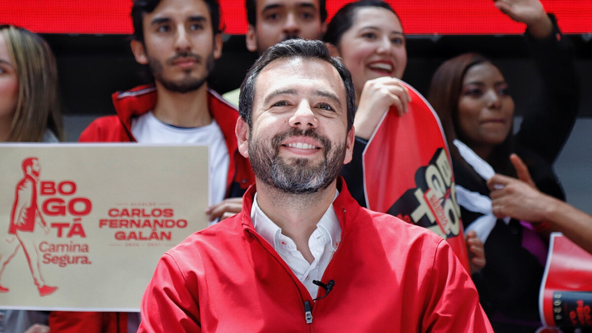 Galán, el hombre detrás de la chaqueta roja 3 Galán, el hombre detrás de la chaqueta roja “Nuestra ciudad hoy necesita liderazgo. Alguien que la conozca, que la entienda, que la haya recorrido, no los últimos tres o cuatro meses, sino durante muchos años”, asegura Carlos Fernando Galán, quien por tercera vez aspira a la Alcaldía Mayor de Bogotá.
