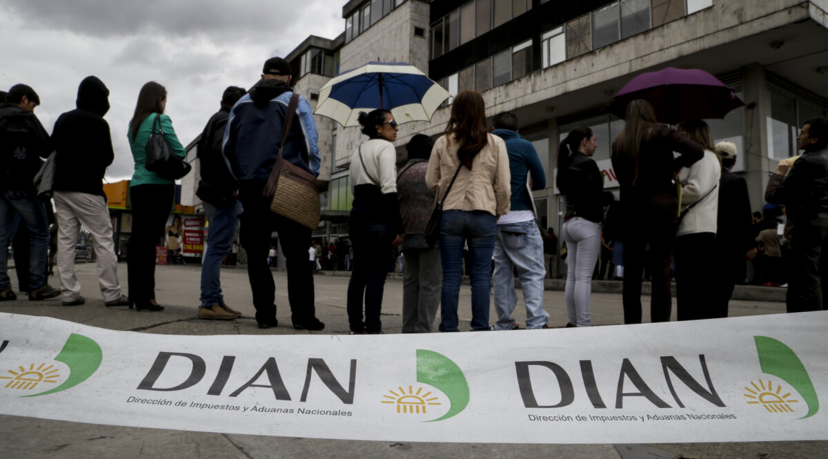 Guía para la declaración de renta Los colombianos con cierto nivel de ingresos deben realizar su declaración de renta para demostrar sus procesos monetarios y, en algunos casos, deben realizar un pago a la Dirección de Impuestos y Aduanas Nacionales (Dian). Algunas personas todavía tienen dudas sobre cómo realizarla o si deben cancelar algo. 