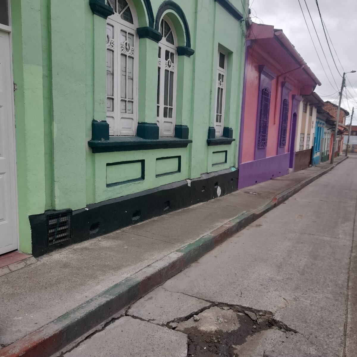 En Santa Fe: habitantes de Las Cruces denuncian enormes huecos en sus calles Los enormes huecos que denuncia la comunidade se encuentran ubicados en el sector de Las Cruces, por la localidad de Santa Fe.