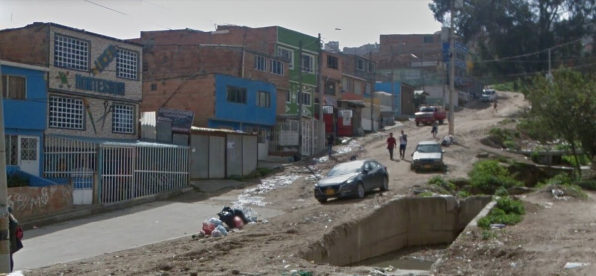 Hallan cadáver durante una persecución en Soacha Los uniformados de Soacha, que se encontraban haciendo labores de patrullaje por la ciclorruta del sector Potrero, en horas de la noche de este jueves en la Diagonal 41C con Transversal 16C se alertaron al ver un vehículo que de manera sospechosa transitaba en reversa, con las luces apagadas. Al verificar qué estaba haciendo, se dieron cuenta que estaba abandonando el cadáver de una persona.