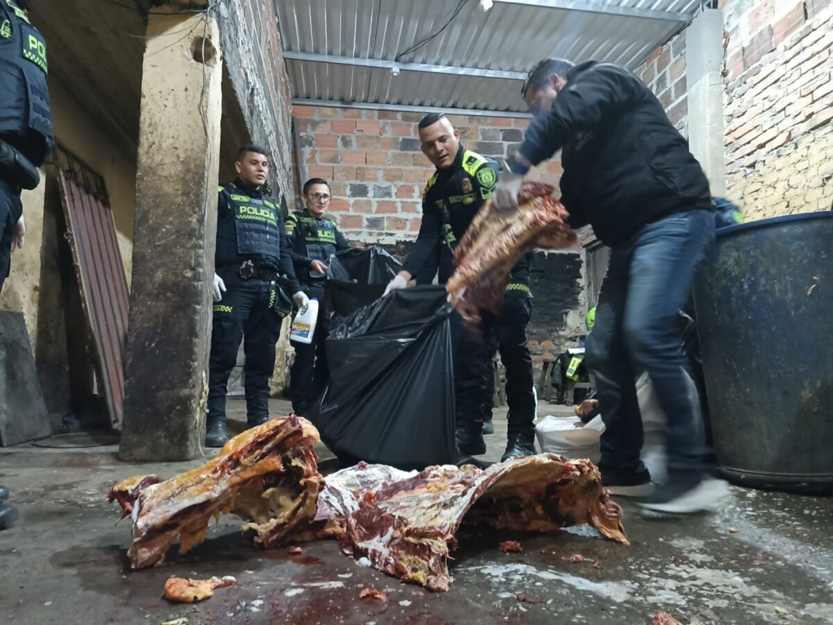 Hallan matadero clandestino en Ciudad Bolívar 1 Hallan matadero clandestino en Ciudad Bolívar En horas de la noche de este miércoles, en la localidad de Ciudad Bolívar, personal de la Alcaldía Local y las autoridades encontraron un matadero clandestino que no contaba con las medidas de mínimas de salubridad para su funcionamiento y que, por lo tanto, ponía en riesgo la salud de los consumidores.